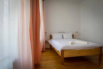 Фото номера Трехместный номер с ванной комнатой Загородные дома Casa din Barcut г. Bărcuţ 2